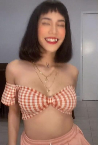 Amazing Charisse Galang Shows Cleavage in Hot Checkered Crop Top