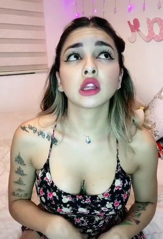 3. Sexy Paulina Usuga Shows Cleavage