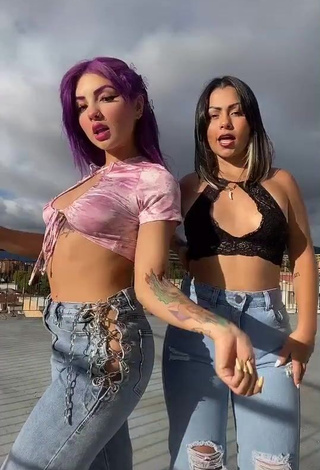 1. Desirable Paulina Usuga Shows Cleavage in Pink Crop Top while Twerking (Side Boob)