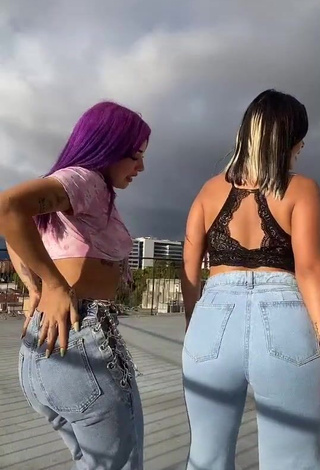 3. Desirable Paulina Usuga Shows Cleavage in Pink Crop Top while Twerking (Side Boob)