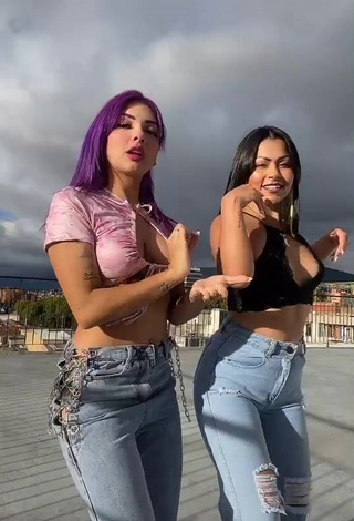 4. Desirable Paulina Usuga Shows Cleavage in Pink Crop Top while Twerking (Side Boob)