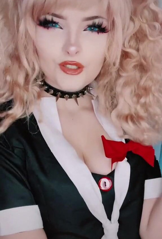 Cute Peachyfizz Shows Cleavage