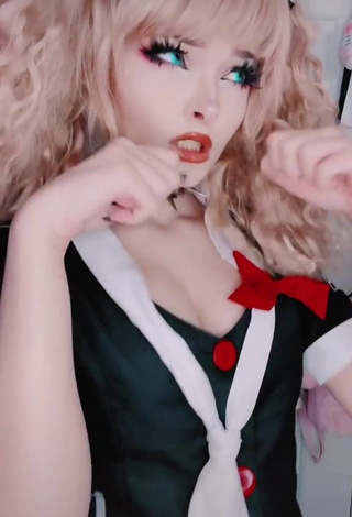 1. Sexy Peachyfizz Shows Cleavage