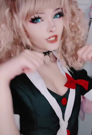 Sexy Peachyfizz Shows Cleavage