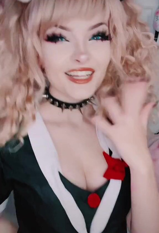 3. Sexy Peachyfizz Shows Cleavage