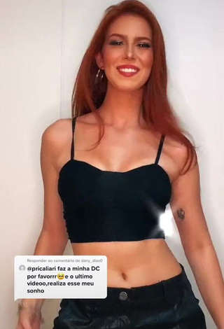 1. Sexy Priscila Caliari Shows Cleavage in Crop Top