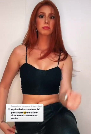 3. Sexy Priscila Caliari Shows Cleavage in Crop Top