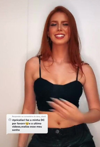 4. Sexy Priscila Caliari Shows Cleavage in Crop Top