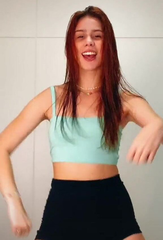 3. Wonderful Priscila Caliari Shows Cleavage in Crop Top while Twerking