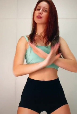 4. Wonderful Priscila Caliari Shows Cleavage in Crop Top while Twerking