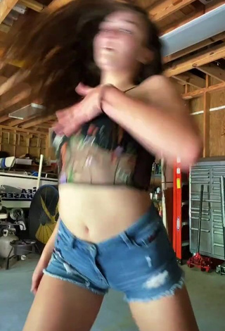 3. Sweet Rachel Pizzolato Shows Cleavage in Cute Crop Top and Bouncing Breasts