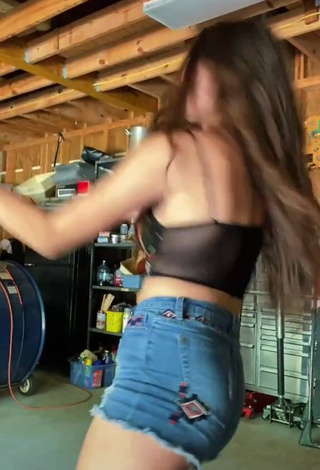 Pretty Rachel Pizzolato Shows Cleavage in Crop Top while Twerking and Bouncing Tits