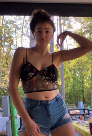 4. Hot Rachel Pizzolato Shows Cleavage in Crop Top