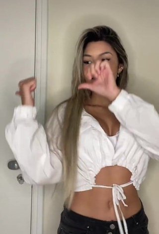 Amazing Raffaela Souza Shows Cleavage in Hot White Crop Top