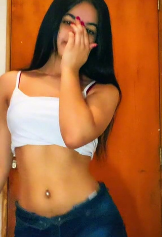 1. Hot Rayaneheloisa Shows Cleavage in White Crop Top while Twerking