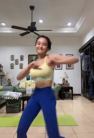 Amazing Kris Bernal in Hot Blue Leggings