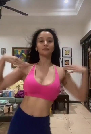 1. Sexy Kris Bernal Shows Cleavage in Pink Sport Bra