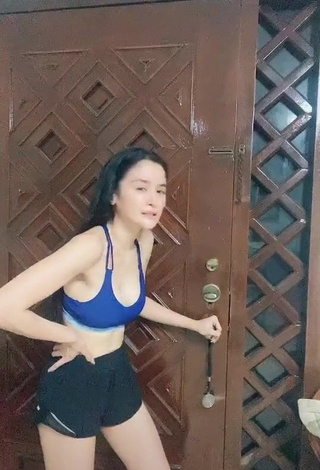 3. Wonderful Kris Bernal Shows Cleavage in Blue Sport Bra