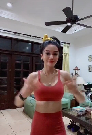 Sexy Kris Bernal in Leggings