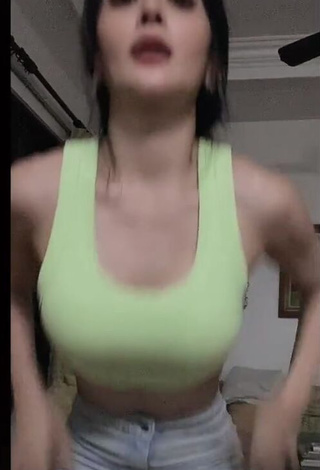 1. Sweetie Kris Bernal Shows Cleavage in Lime Green Crop Top