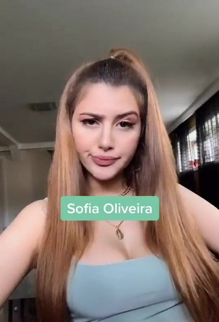 3. Hot Sofia Oliveira Shows Cleavage in Crop Top