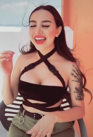 1. Desirable Alejandra Treviño Shows Cleavage in Black Crop Top