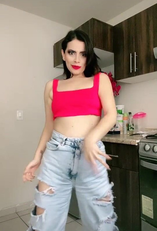 1. Hot Soy Maryorit Shows Cleavage in Red Crop Top