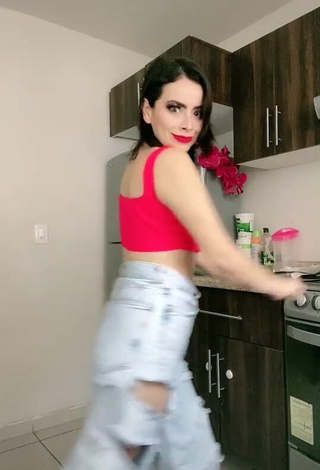 Hot Soy Maryorit Shows Cleavage in Red Crop Top