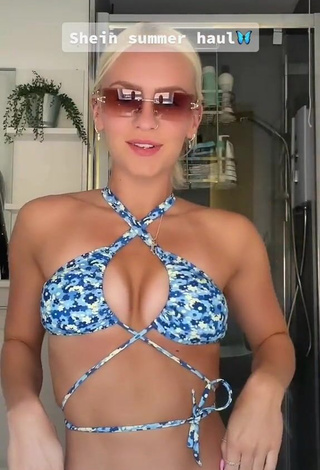 Hot Suzi Murray Shows Cleavage in Bikini