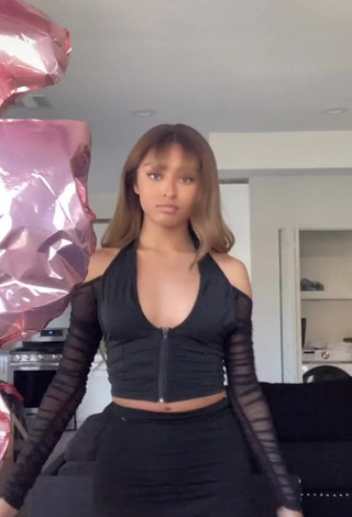 3. Sexy Tatyanah Bass Shows Cleavage in Black Crop Top