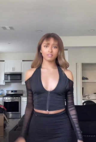 4. Sexy Tatyanah Bass Shows Cleavage in Black Crop Top