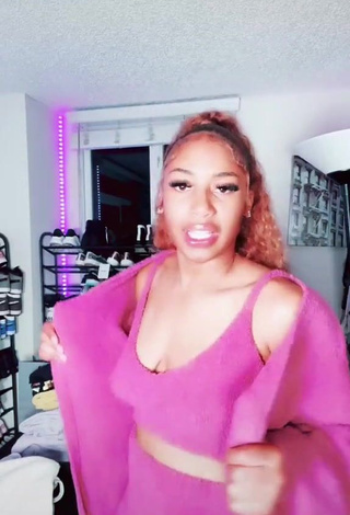 1. Hot Te'a Cooper Shows Cleavage in Pink Crop Top