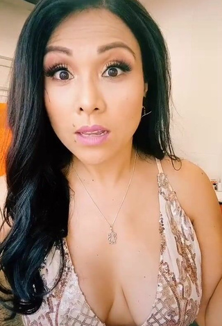 Erotic Tula Rodríguez Shows Cleavage