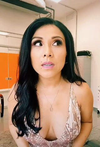 1. Sexy Tula Rodríguez Shows Cleavage