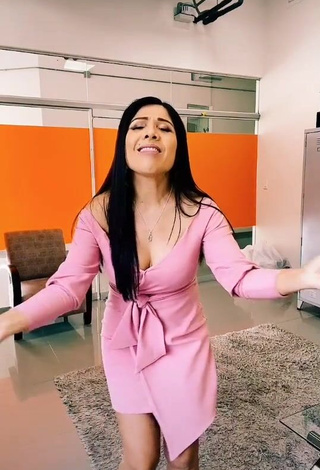 3. Sexy Tula Rodríguez Shows Cleavage in Pink Dress