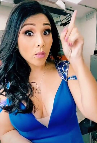 4. Desirable Tula Rodríguez Shows Cleavage in Blue Dress