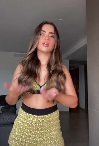 Desirable Valeria Monerri Shows Cleavage in Crop Top while Twerking