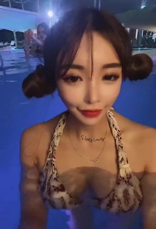 4. Sweetie velymom Shows Cleavage at the Pool