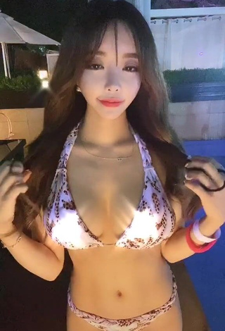 1. Hot velymom Shows Cleavage in Bikini