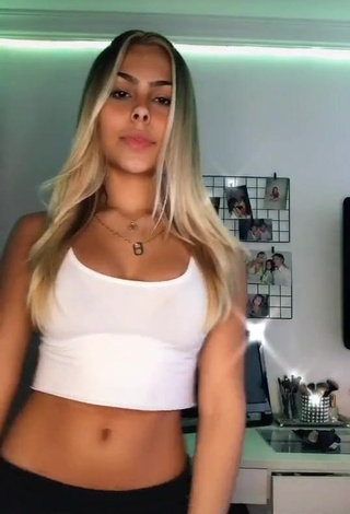 4. Erotic Victoria Miranda Shows Cleavage in White Crop Top