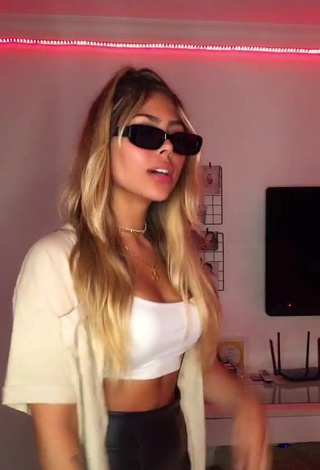 4. Hot Victoria Miranda Shows Cleavage in White Crop Top