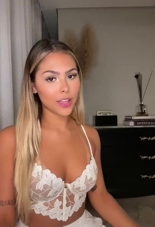 4. Sexy Victoria Miranda Shows Cleavage in White Bra