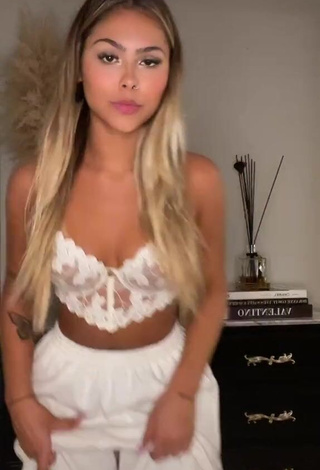 1. Hot Victoria Miranda Shows Cleavage in White Bra