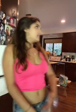 3. Sexy Victoria Vida Shows Cleavage in Pink Crop Top