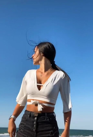 1. Beautiful Taylor Mackenzie Shows Cleavage in Sexy White Crop Top