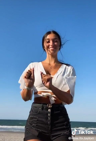 3. Beautiful Taylor Mackenzie Shows Cleavage in Sexy White Crop Top