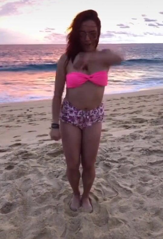 Sexy xio_garcia_ Shows Cleavage in Pink Bikini Top at the Beach