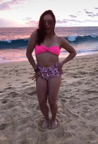 4. Sexy xio_garcia_ Shows Cleavage in Pink Bikini Top at the Beach