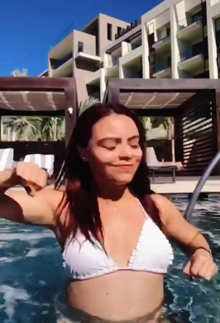 3. Sweetie xio_garcia_ Shows Cleavage in White Bikini Top at the Swimming Pool