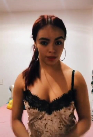 Sexy xio_garcia_ Shows Cleavage in Top